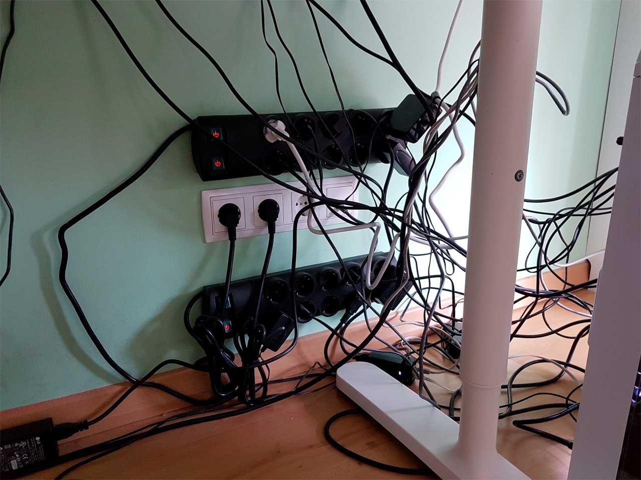 Компьютер с проводами